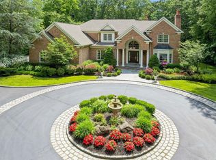5 Peacock Ln, Glen Head, NY 11545