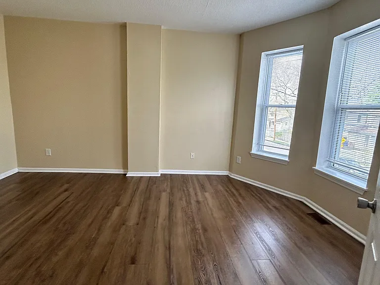 138 Hallock Ave #R2 — Photo 4