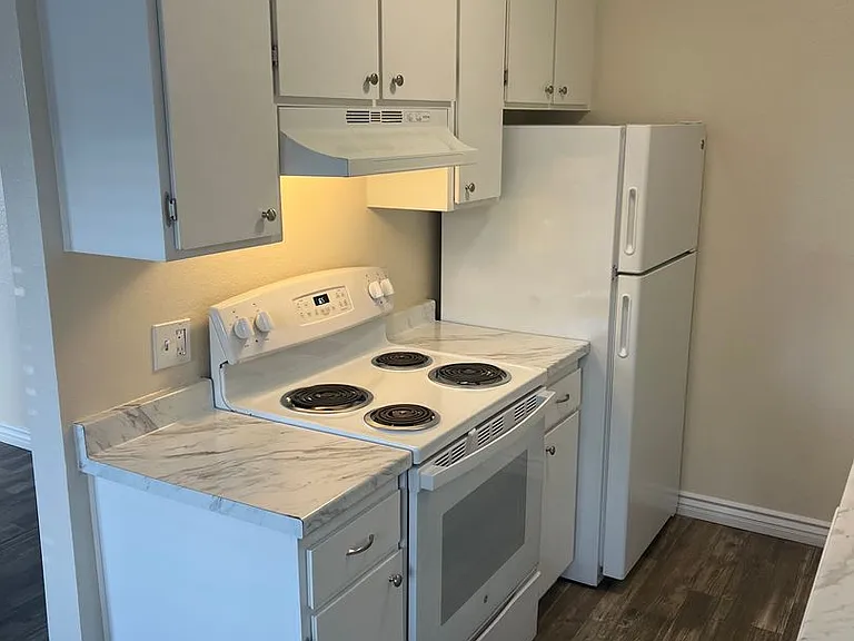 La Fuente Apartments — Photo 7