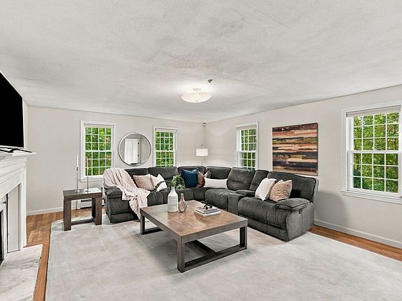5th image of 12 Pye Brook Ln