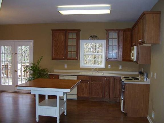 Kitchen w/island