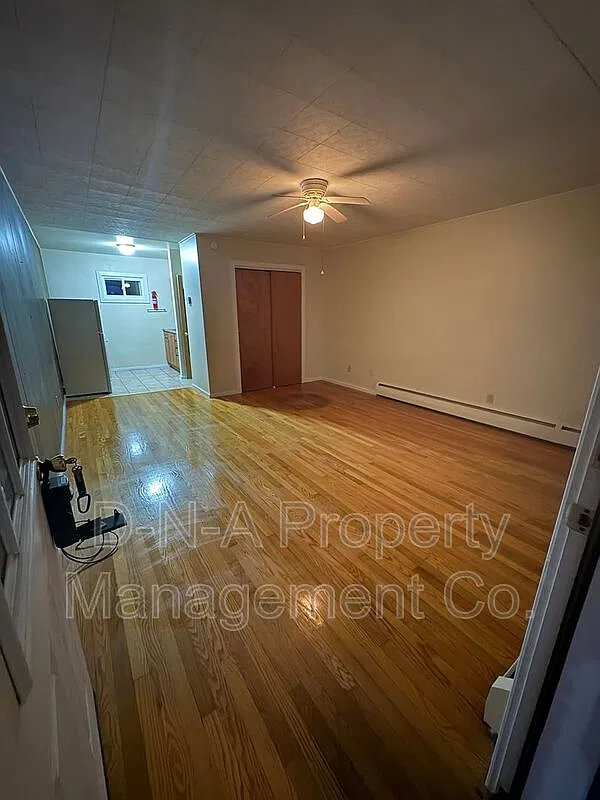 Studio, 1.0 bath, 350 sqft, $925 — Photo 3