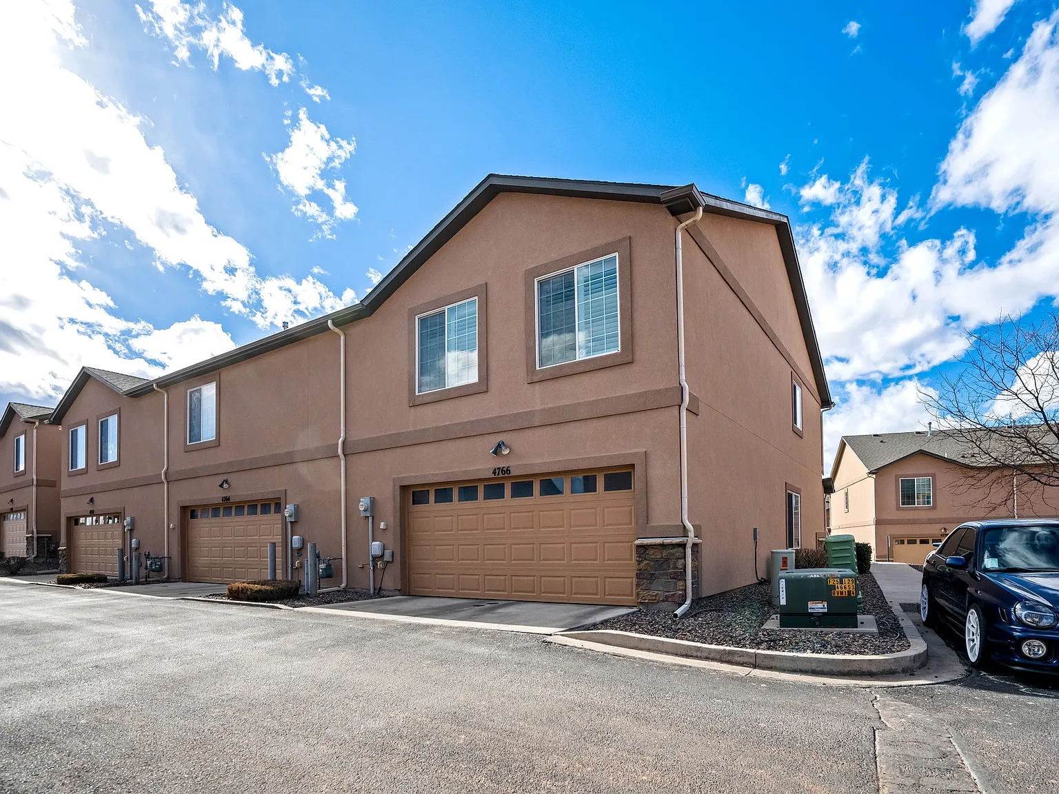 3 bed, 2049 sqft, $2,400 — Photo 2