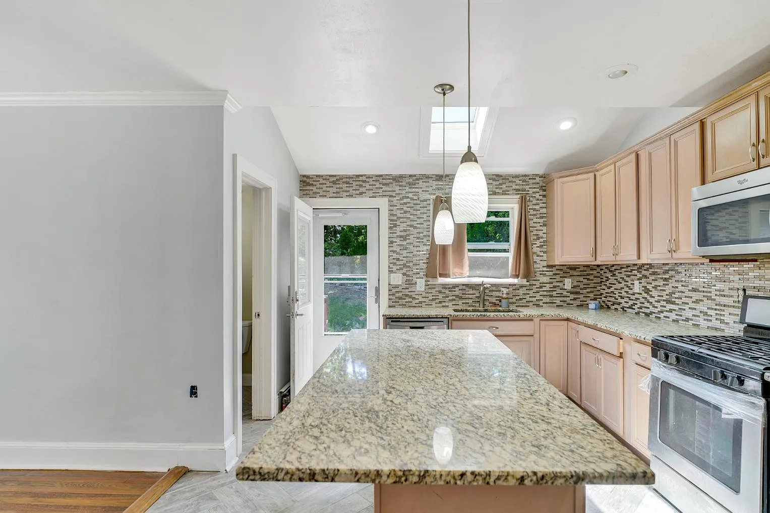 3 bed, 1.5 bath, 1420 sqft, $2,500 — Photo 4