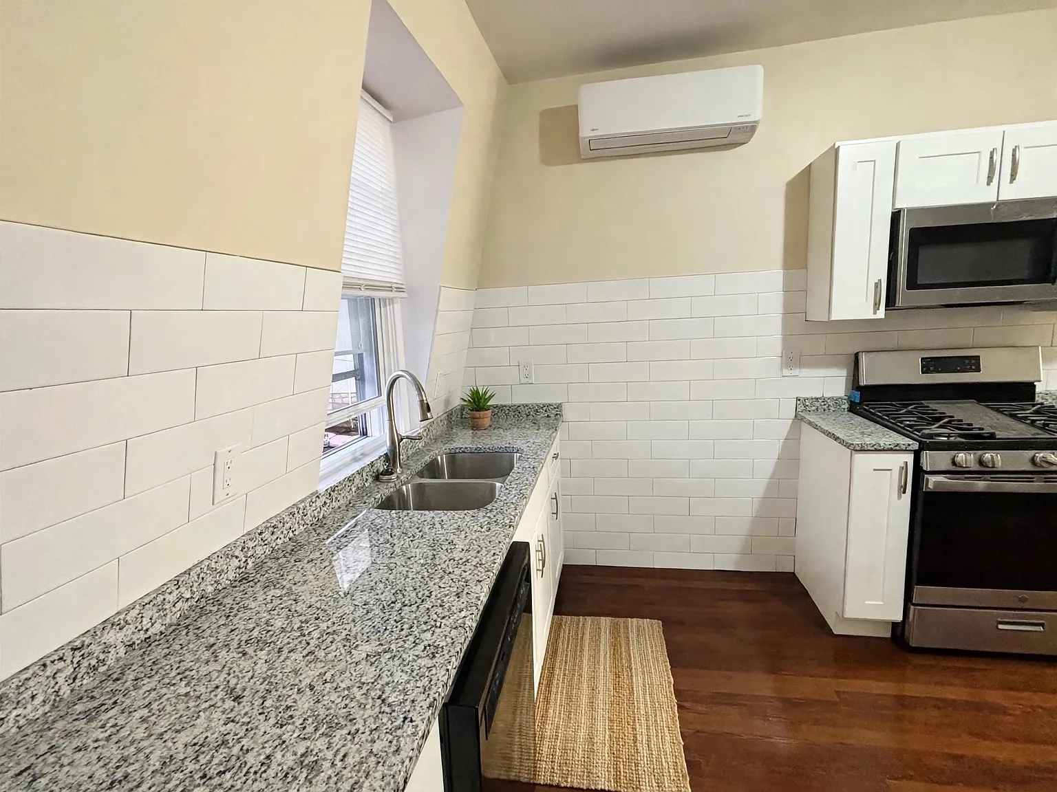 3 bed, 1200 sqft, $1,950 — Photo 3