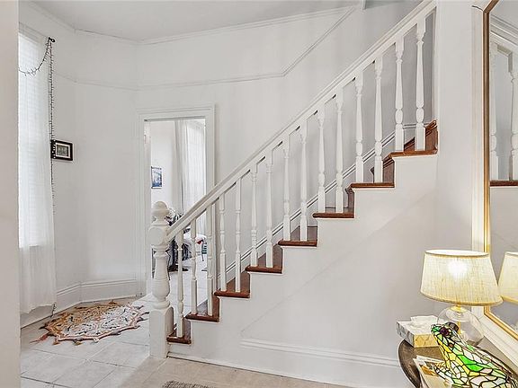 2nd image of 818-20 Valmont St