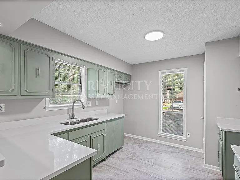 895 Brownlee Rd — Photo 7