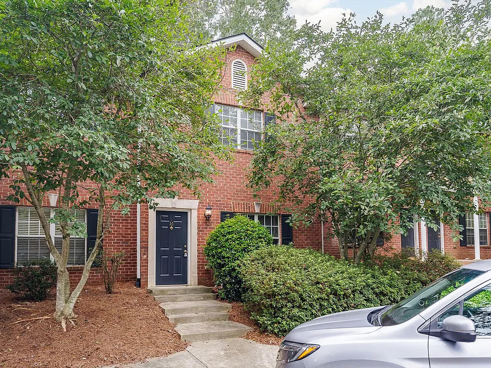 205 Woodstone Dr #16