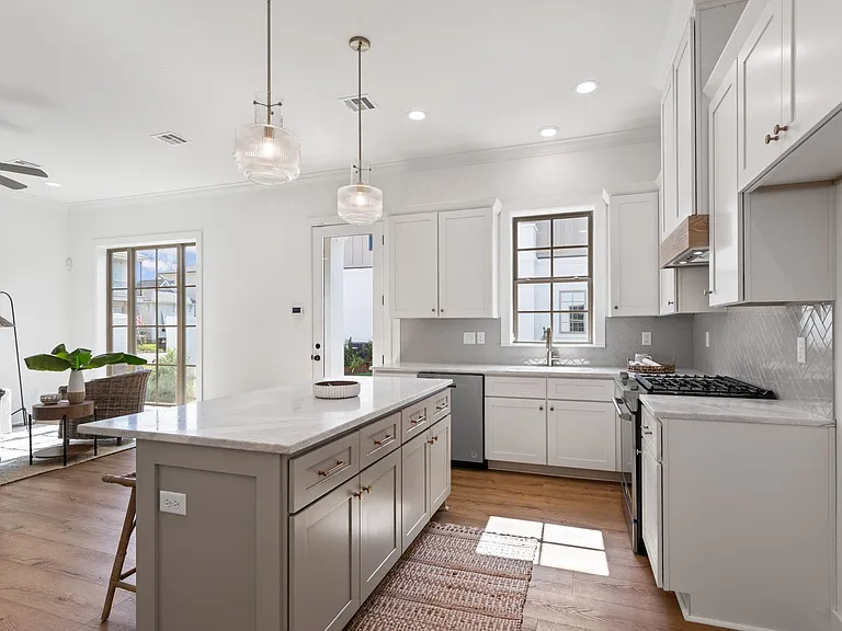 805 Broyles St #100 — Photo 1