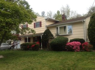 3 Woodbury Ct, Edison, NJ 08820