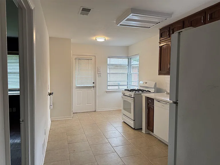 4013 Newshire Dr — Photo 16