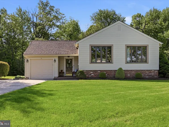 2 Glacier Dr, Cinnaminson, NJ 08077