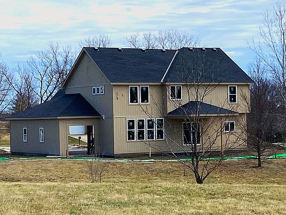 Covered patio in back