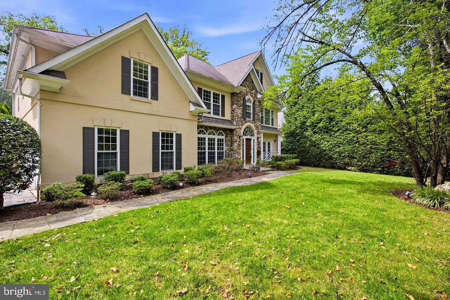 6 bed, 5.5 bath, 5752 sqft, $11,950 — Photo 2