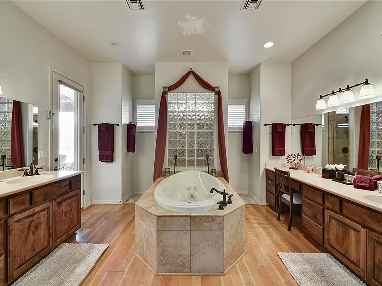 412 E Yearling Rd — Photo 11