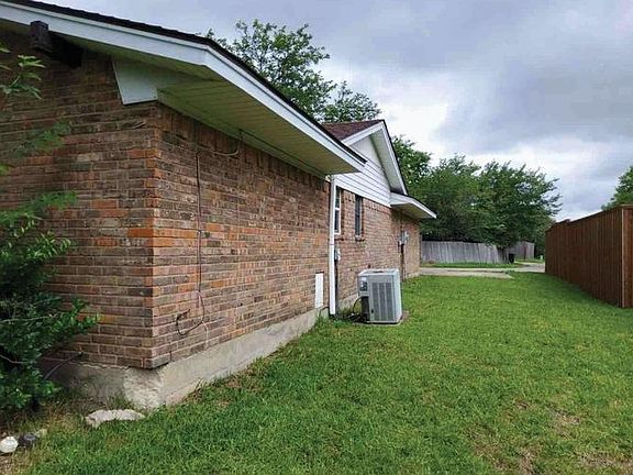4th image of 1417 Meadowcrest Dr