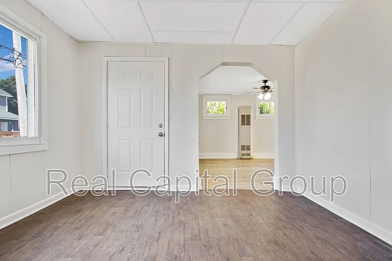 2 bed, 1.0 bath, $1,195 — Photo 2