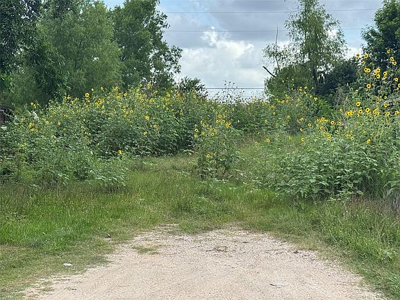 2nd image of 15527 Petitt Rd