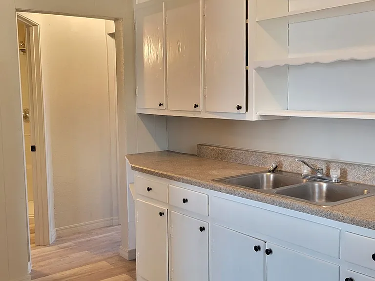 805 S Avenue C — Photo 8