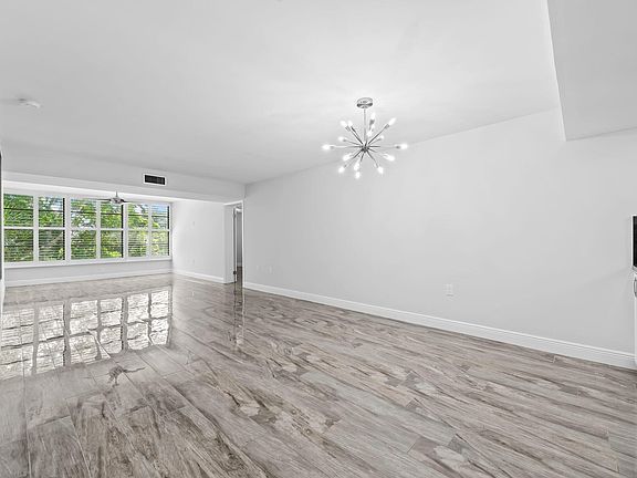 5th image of 1502 Whitehall Drive #403