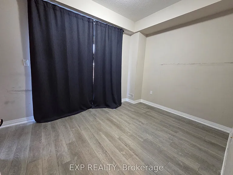 100 Laguna Village Cres — Photo 4