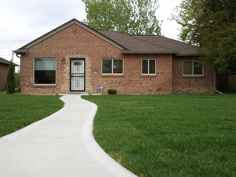 Beautiful lawn - landlord pays for lawn maintenance and water.