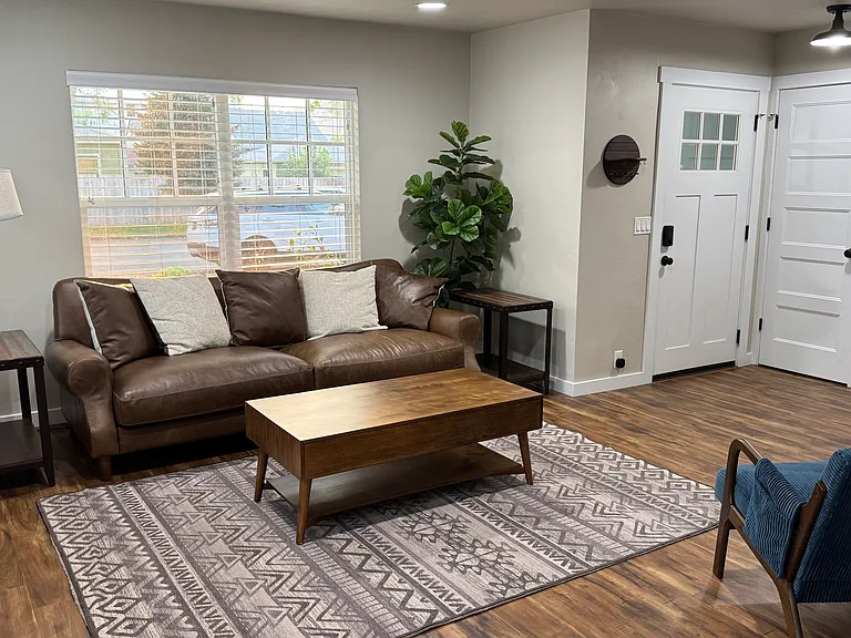 406 N Pacific St — Photo 3