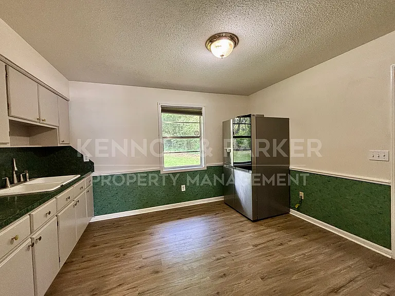 8001 Twin Chapel Dr — Photo 6