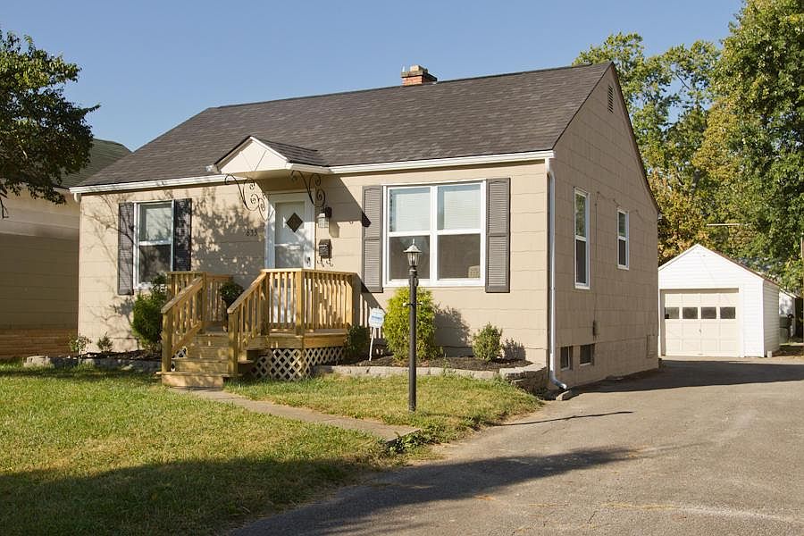 1st image of 635 S Waverly St