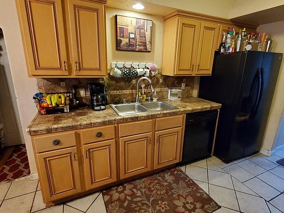 5th image of 1040 E Lemon Ave