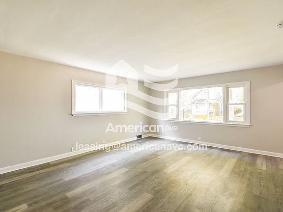 557242_003_living_room_4.jpg