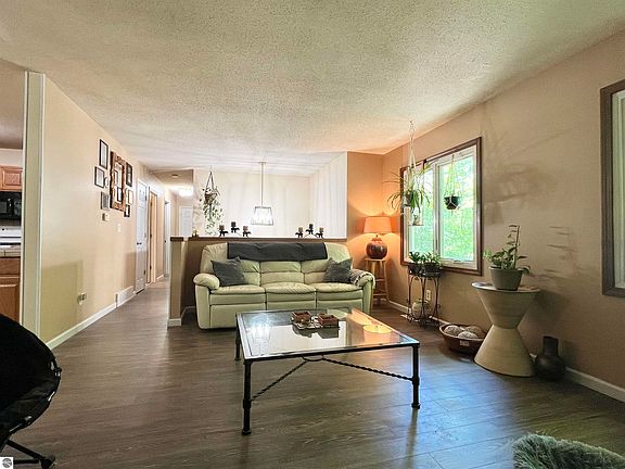 4th image of 405 Timber Hill Dr