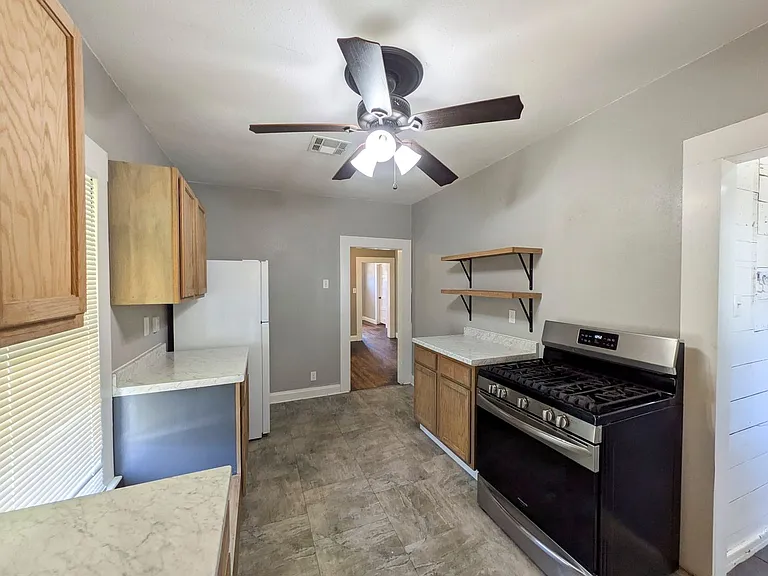 1102 Dallas St — Photo 4