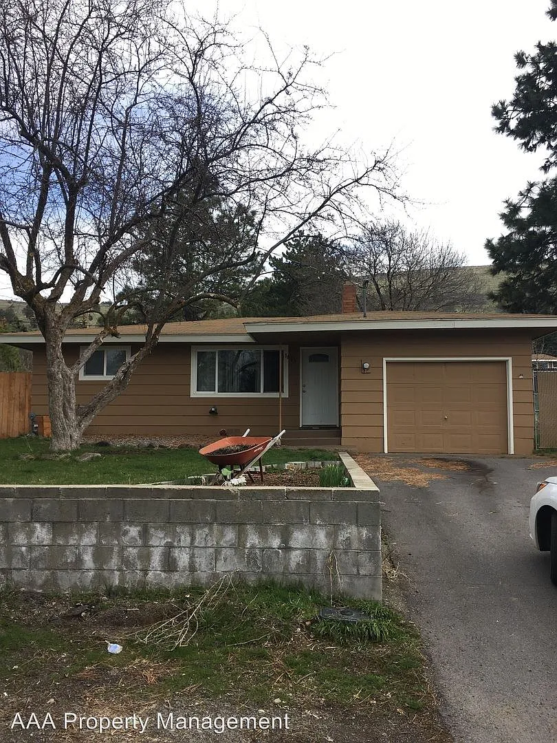 1815 Carlson Dr photo 1