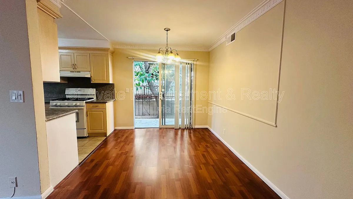 Building Photo - 1416 N Martel Ave #3