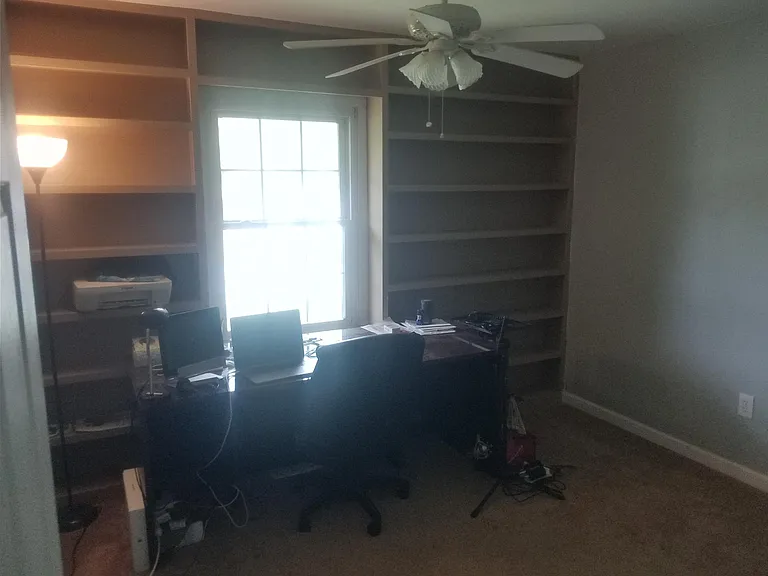 Study/bedroom: Desk and executive chair included