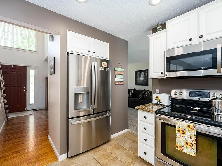 Kitchen, SS appliances!