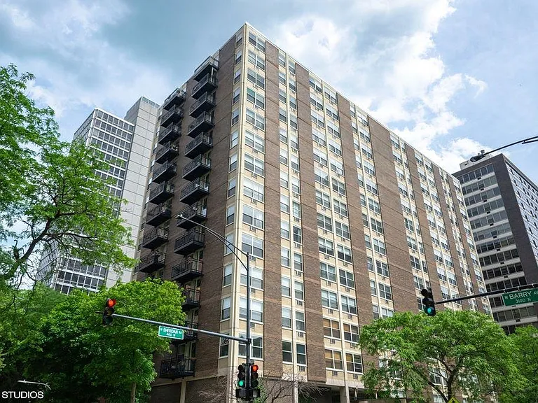 3033 N Sheridan apt complex