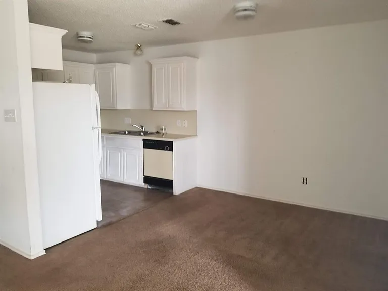 1913 S Loop 289 — Photo 8