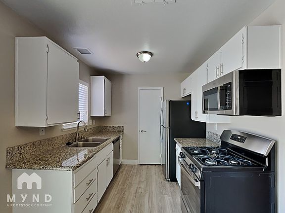 4th image of 3766 Lone Oak St