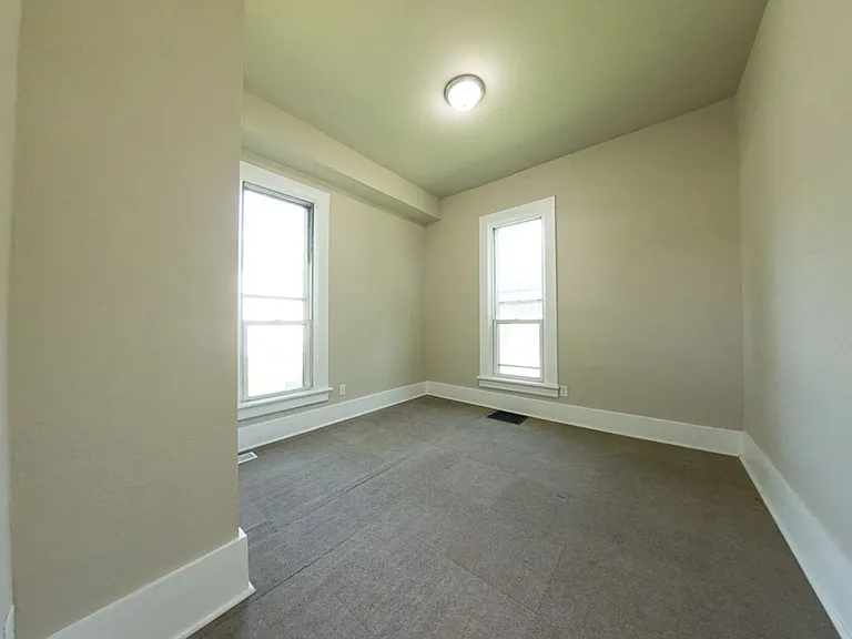 114 N 7th St — Photo 16