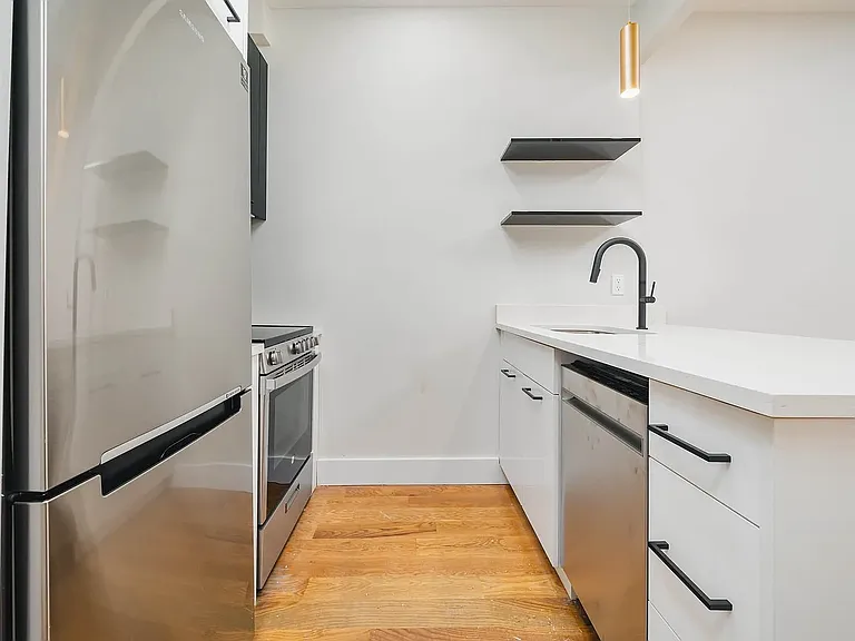 240 Montrose Ave #3L — Photo 6