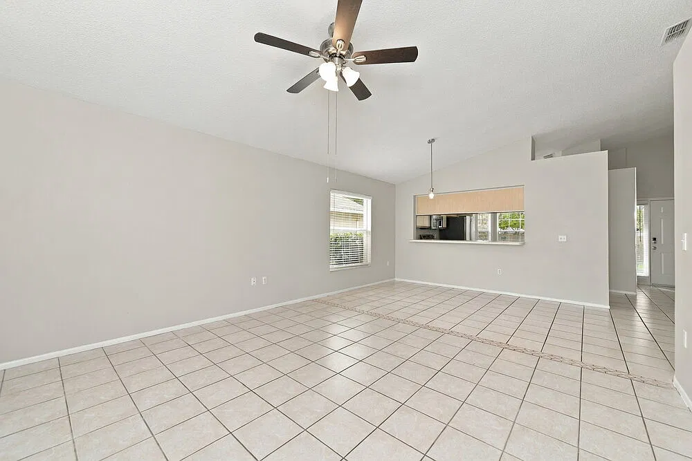 3 bed, 2.0 bath, 1354 sqft, $2,155 — Photo 4