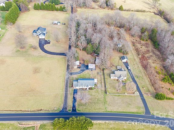 3rd image of 3060 Poplar Springs Rd