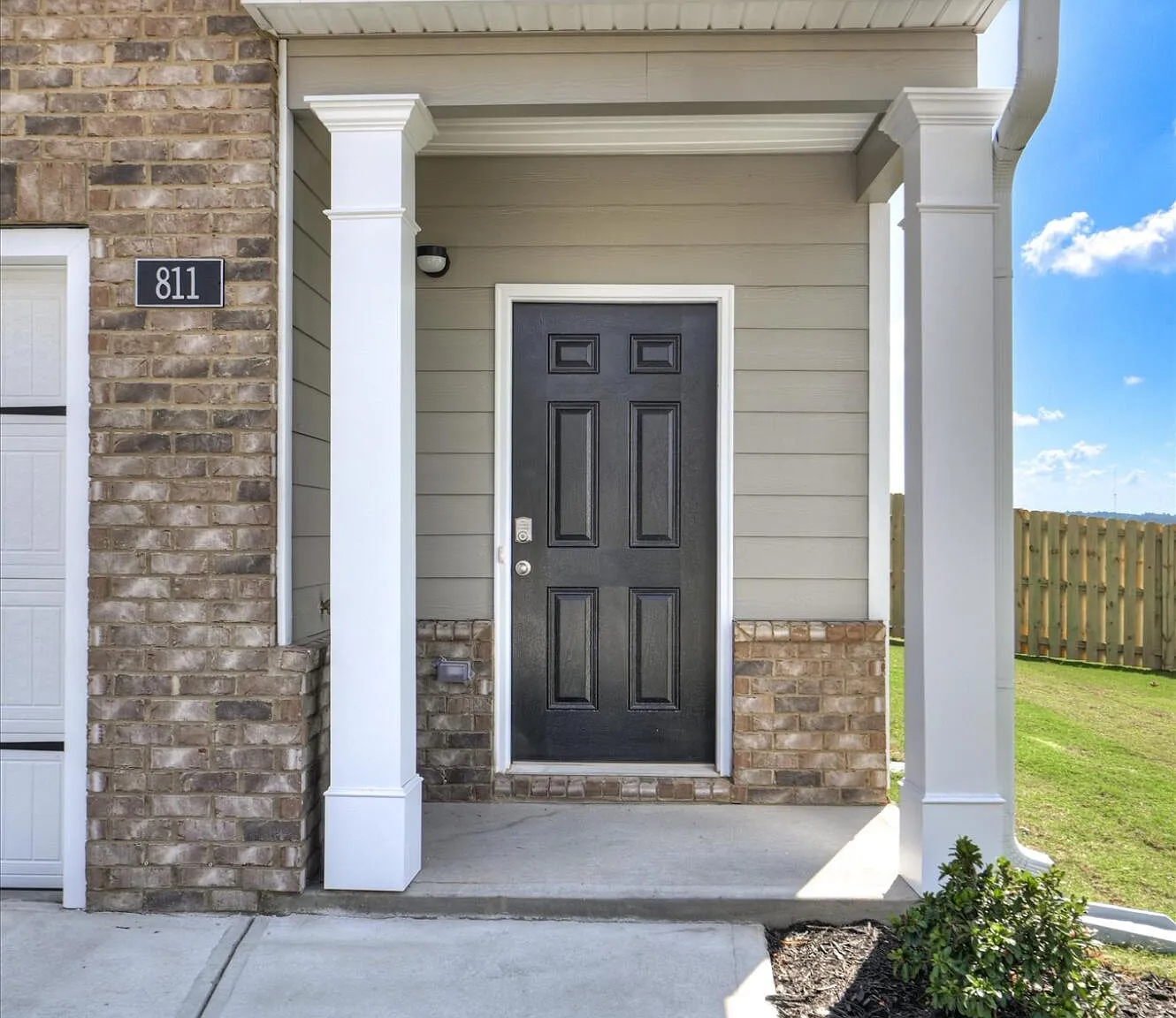 3 bed, 2.5 bath, 1435 sqft, $1,699 — Photo 2