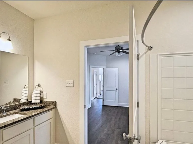 215 Sapphire — Photo 10