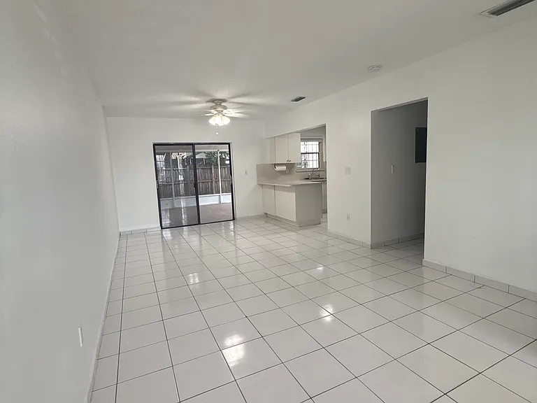 8307 SW 10th Ter — Photo 1
