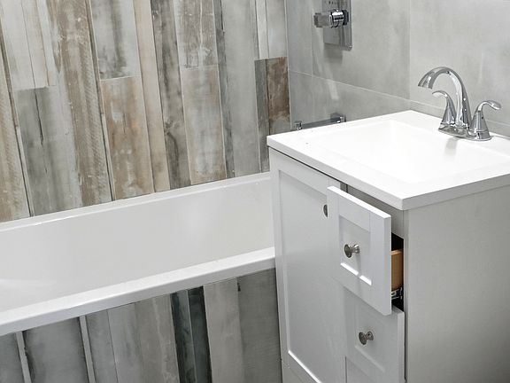 4th image of 207 Schaefer St #2