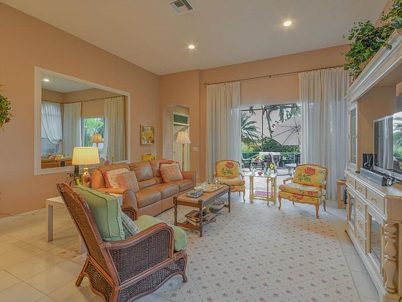 4170 Imperial Isle Dr-large-006-1-Living