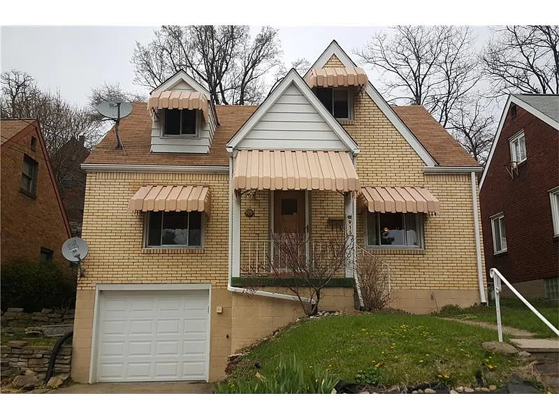 915 Howden St photo 1